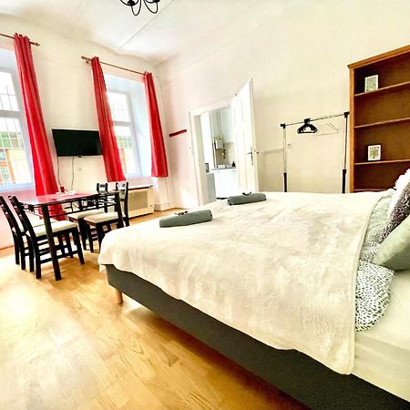 Very Warm Home With Big Bed Near New York Cafe Budapest Exterior foto