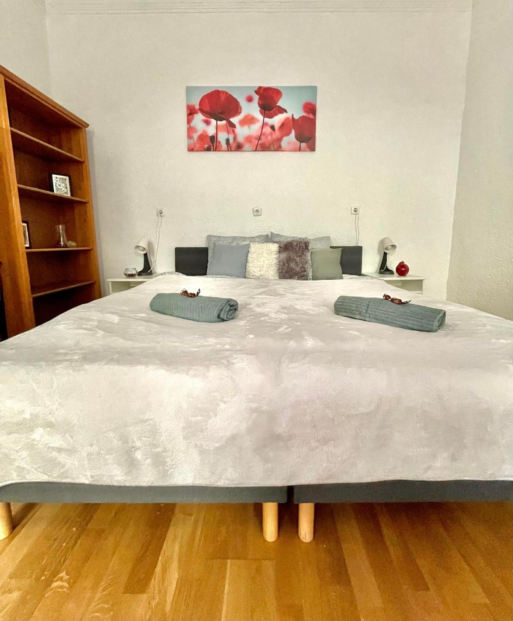 Very Warm Home With Big Bed Near New York Cafe Budapest Exterior foto