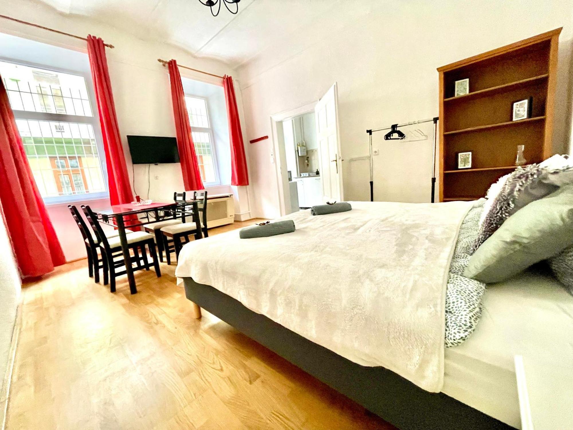 Very Warm Home With Big Bed Near New York Cafe Budapest Exterior foto
